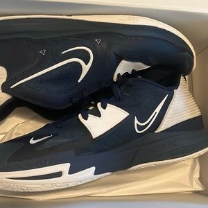 Nike Kyrie low 5s midnight navy shoes worn couple of times great condition.